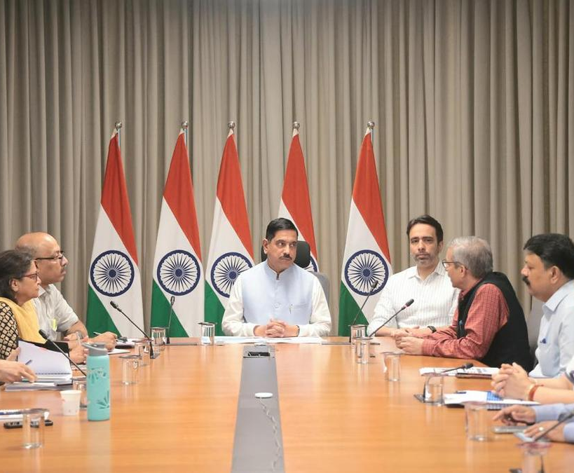 प्रह्लाद जोशी ने संभाला शिक्षा मंत्रालय का कार्यभार, धर्मेंद्र प्रधान के इस्तीफे के बाद मिली जिम्मेदारी 1 prahlad joshi
