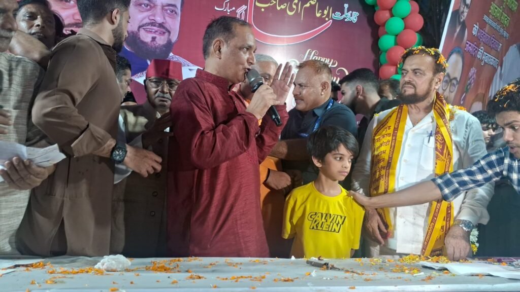 समाजवादी पार्टी के मुंबई अध्यक्ष अबु आजमी के जन्मदिन पर आर.एन. यादव ने दी बधाई, अनाथ आश्रम में बांटे फल 3 अबु आजमी के जन्मदिन पर
