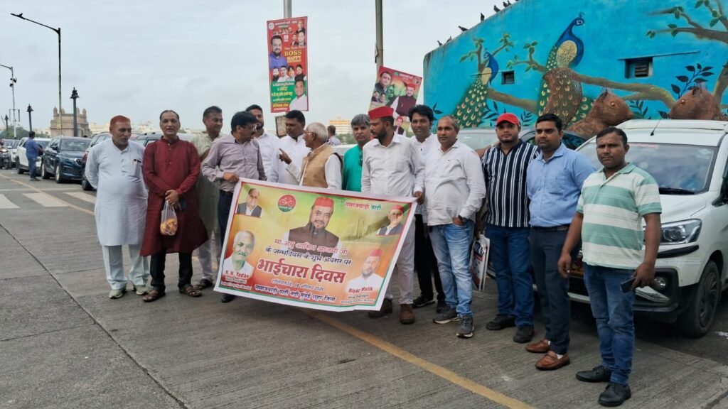 समाजवादी पार्टी के मुंबई अध्यक्ष अबु आजमी के जन्मदिन पर आर.एन. यादव ने दी बधाई, अनाथ आश्रम में बांटे फल 4 अबु आजमी के जन्मदिन पर