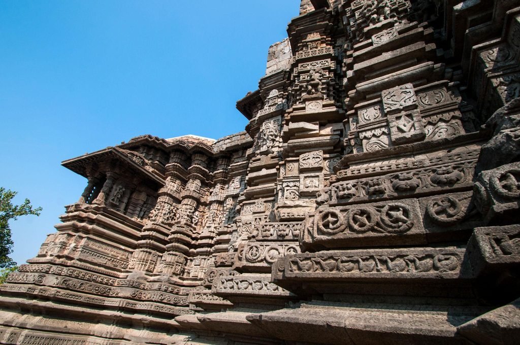 ल्कापिंड के प्रभाव से बनी लोणार झील—महाराष्ट्र की अनोखी भूवैज्ञानिक धरोहर।
